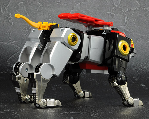 チームのリーダーである「黄金 旭」が搭乗する黒いライオン型ロボット。